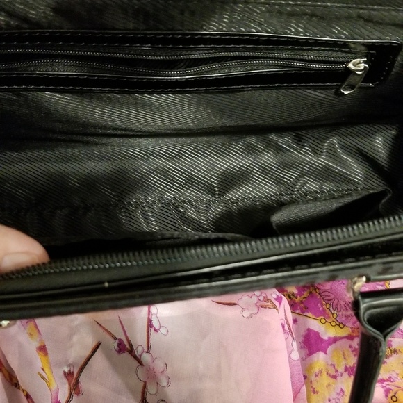 Guess purse - Picture 3 of 3